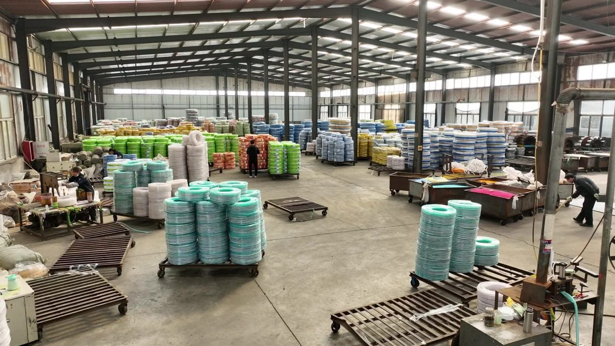Photo réelle de l'usine YONLEX — base de production de tuyaux PVC